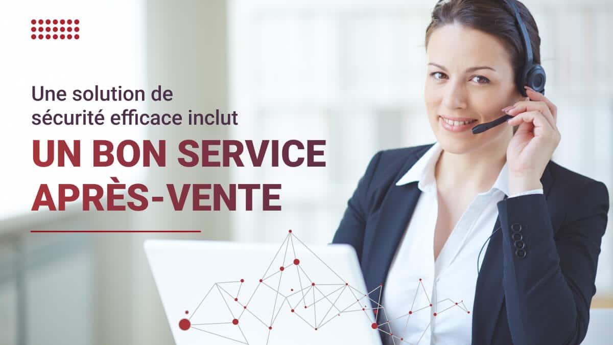 Technicienne du service après-vente assurant le bon fonctionnement d’un système de sécurité