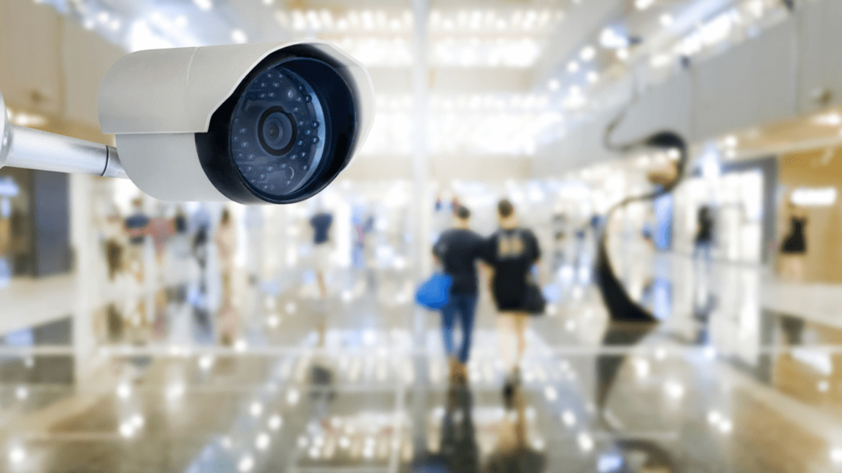 Caméra de télésurveillance moderne surveillant un centre commercial la nuit
