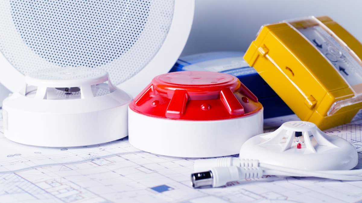 Équipements de détection incendie Tunisie sur table - Ange Gardien