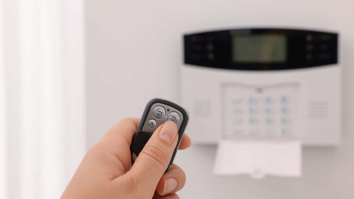 Alarme maison Tunisie : une femme contrôle son système de sécurité