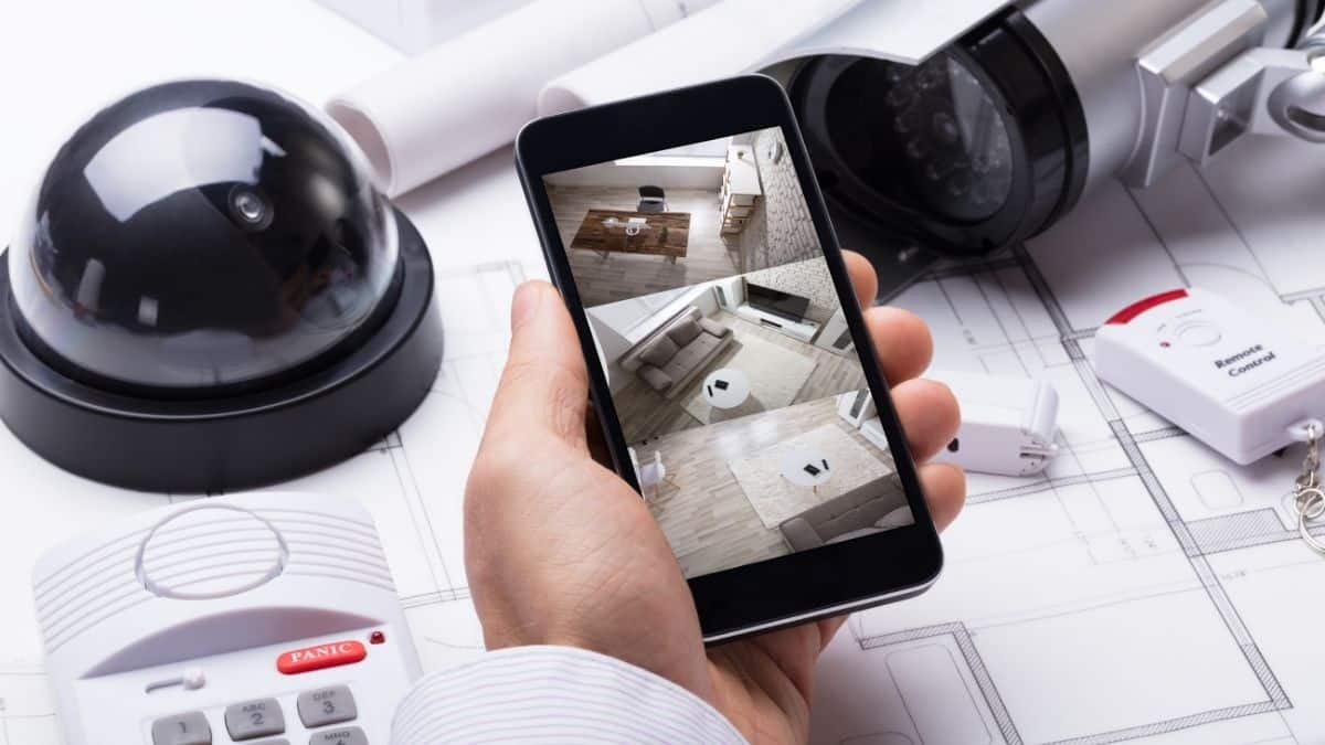 Homme testant un système d'alarme installé sur son smartphone