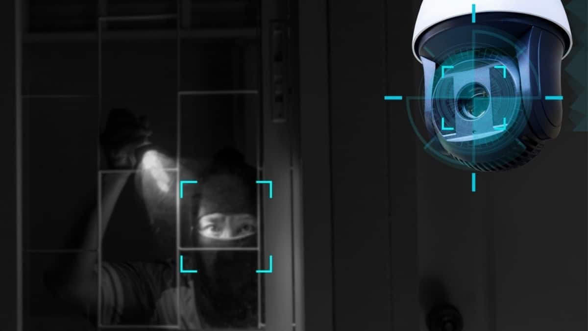 Caméra de surveillance détectant un cambrioleur masqué la nuit.