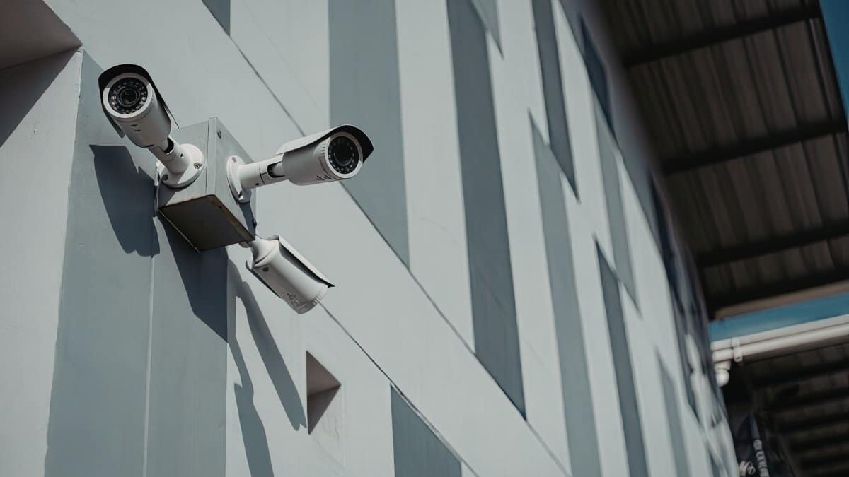 Caméras de surveillance sur la façade d'un bâtiment administratif en Tunisie