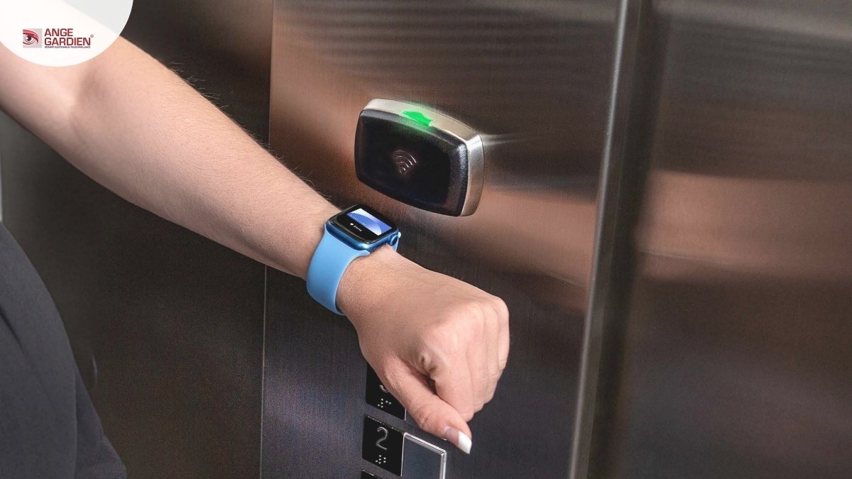 Montre connectée déverrouillant une serrure d'hôtel sans contact